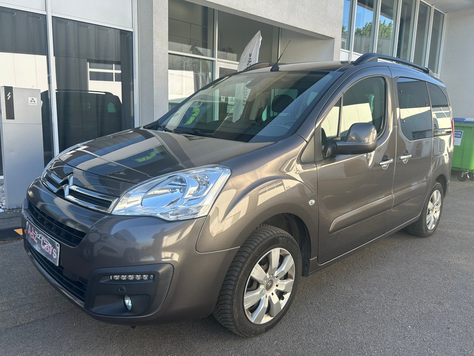 Citroen Berlingo 1.2i / Navi / Airco / Camera / goede staat, Autos, Argent ou Gris, Achat, Euro 6, Noir