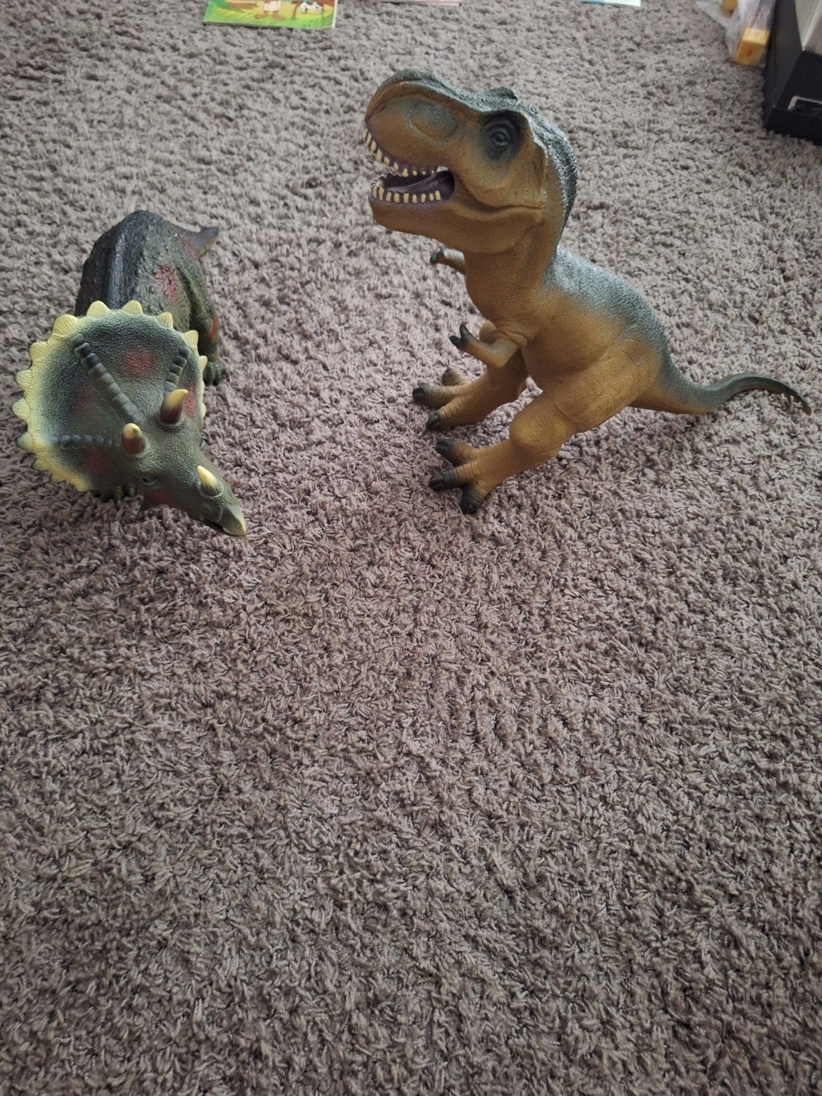 2x rubberen dino, bewegen niet, +/- 30cm lang/hoog, Enlèvement