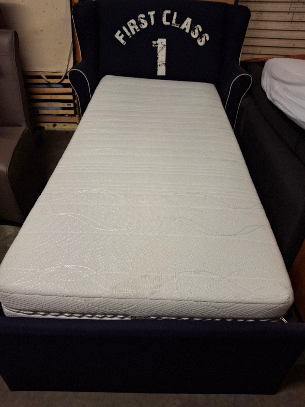 1 persoons bed in goede staat 2.30 x 100 met nieuwe matras, Huis en Inrichting, Ophalen