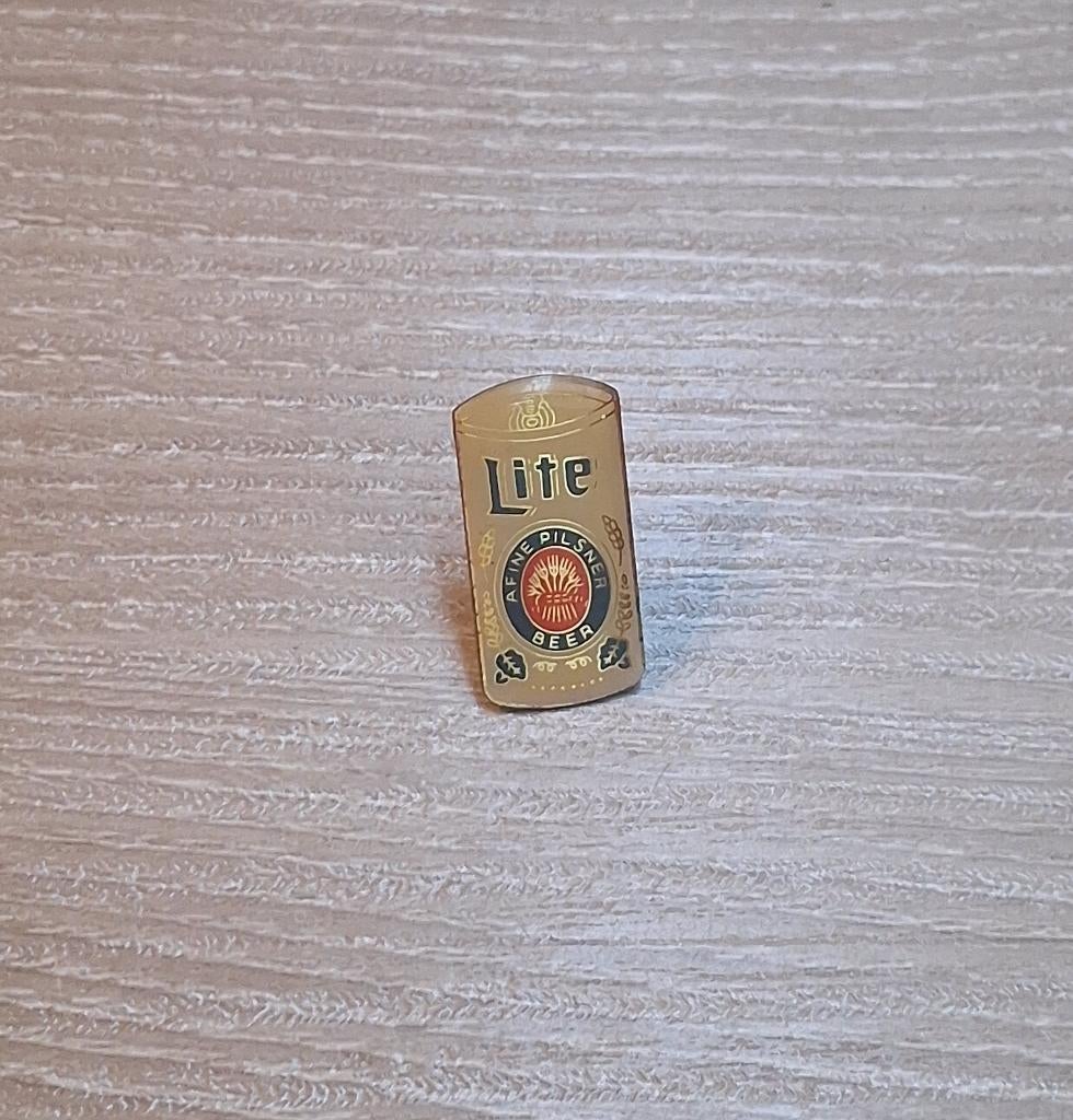 PIN - LITE - A FINE PILSNER - BEER - BIER - BIÈRE, Envoi, Utilisé, Marque, Insigne ou Pin's