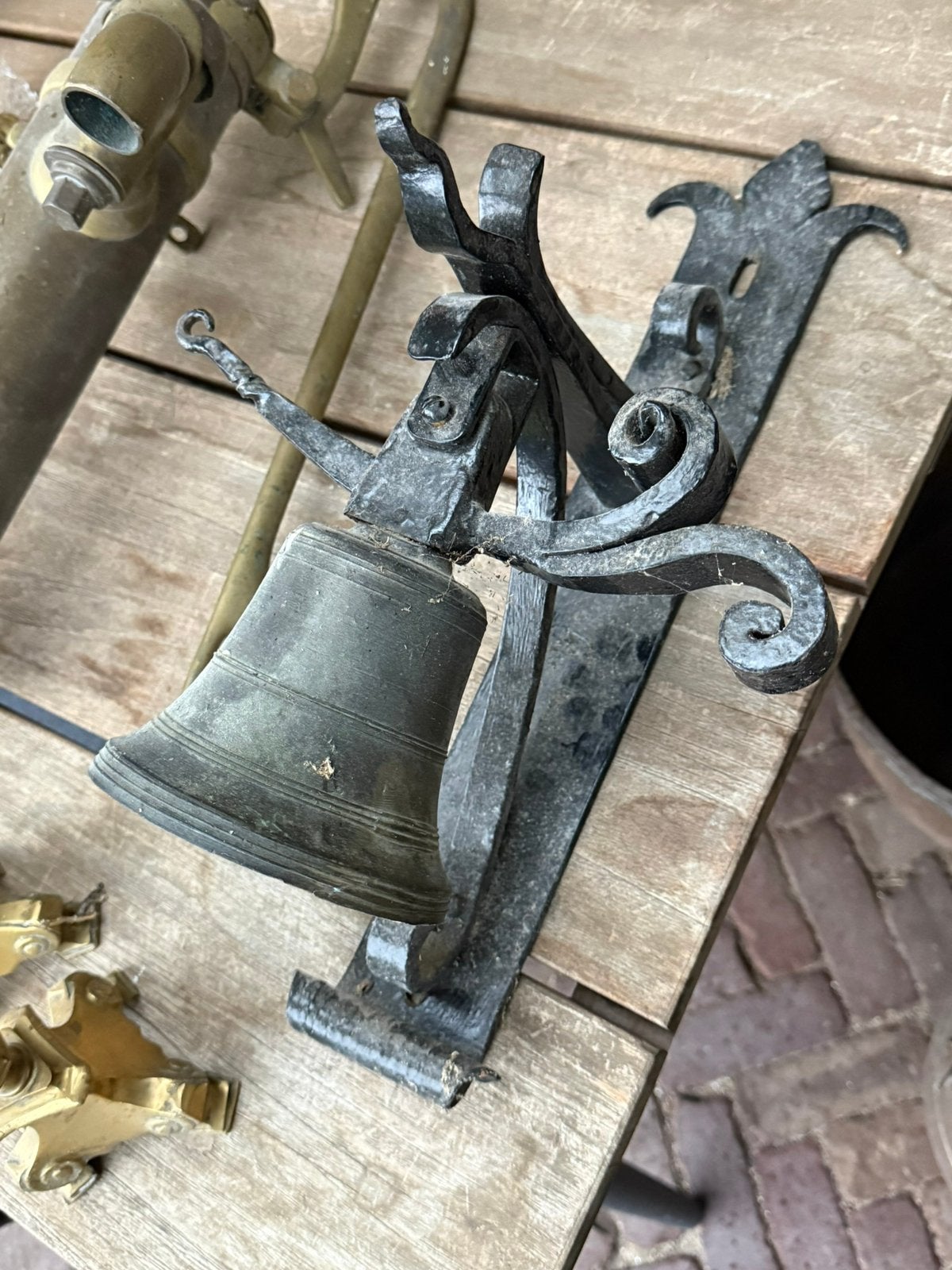 Antieke bronzen trek bel met sierlijke wandbevestiging, Antiek en Kunst, Ophalen