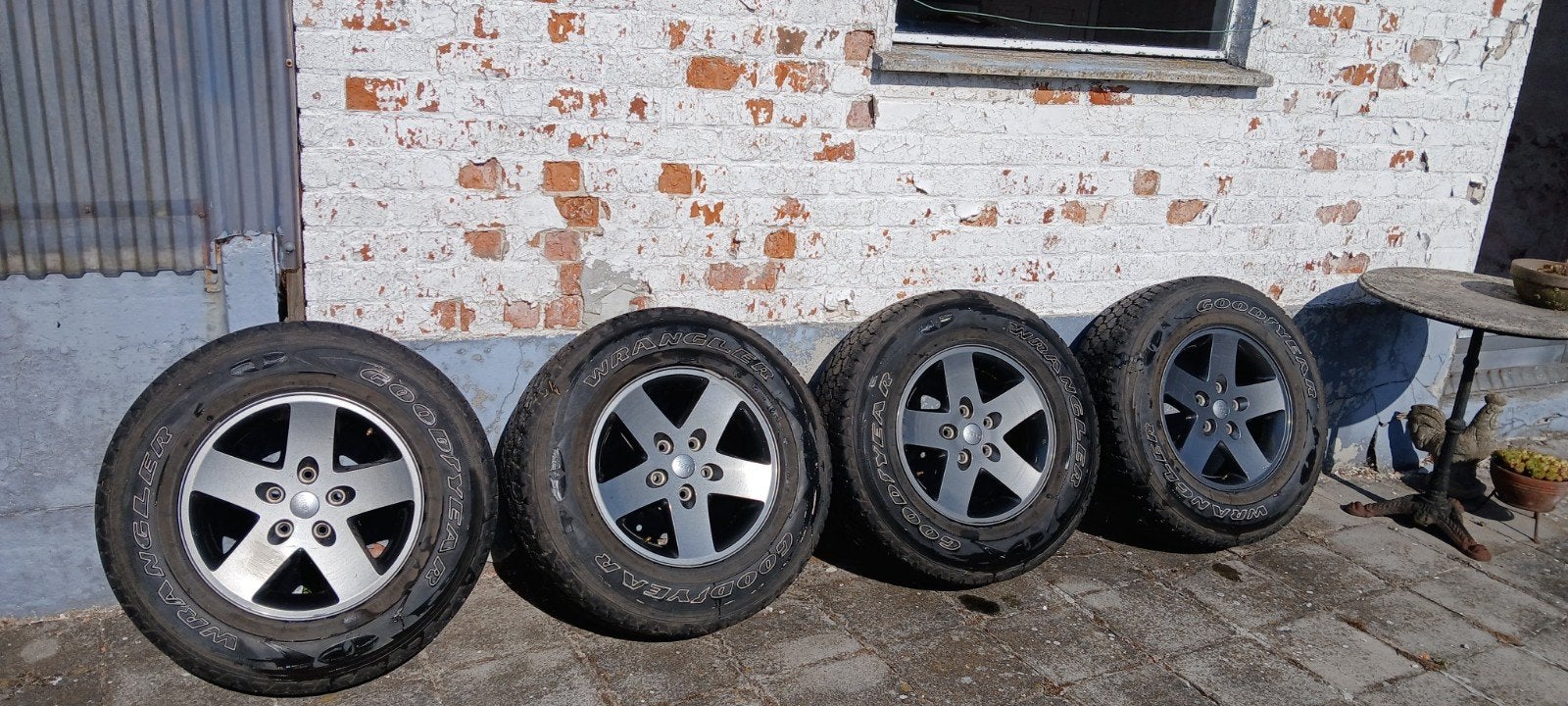 5 x velg Jeep Wrangler + banden Goodyear, Ophalen, Banden en Velgen, 17 inch, Winterbanden