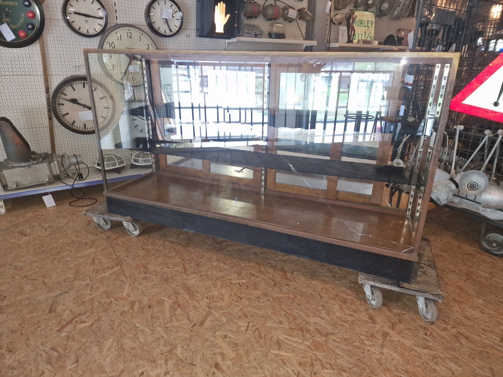 vitrine de comptoir anglaise, Enlèvement