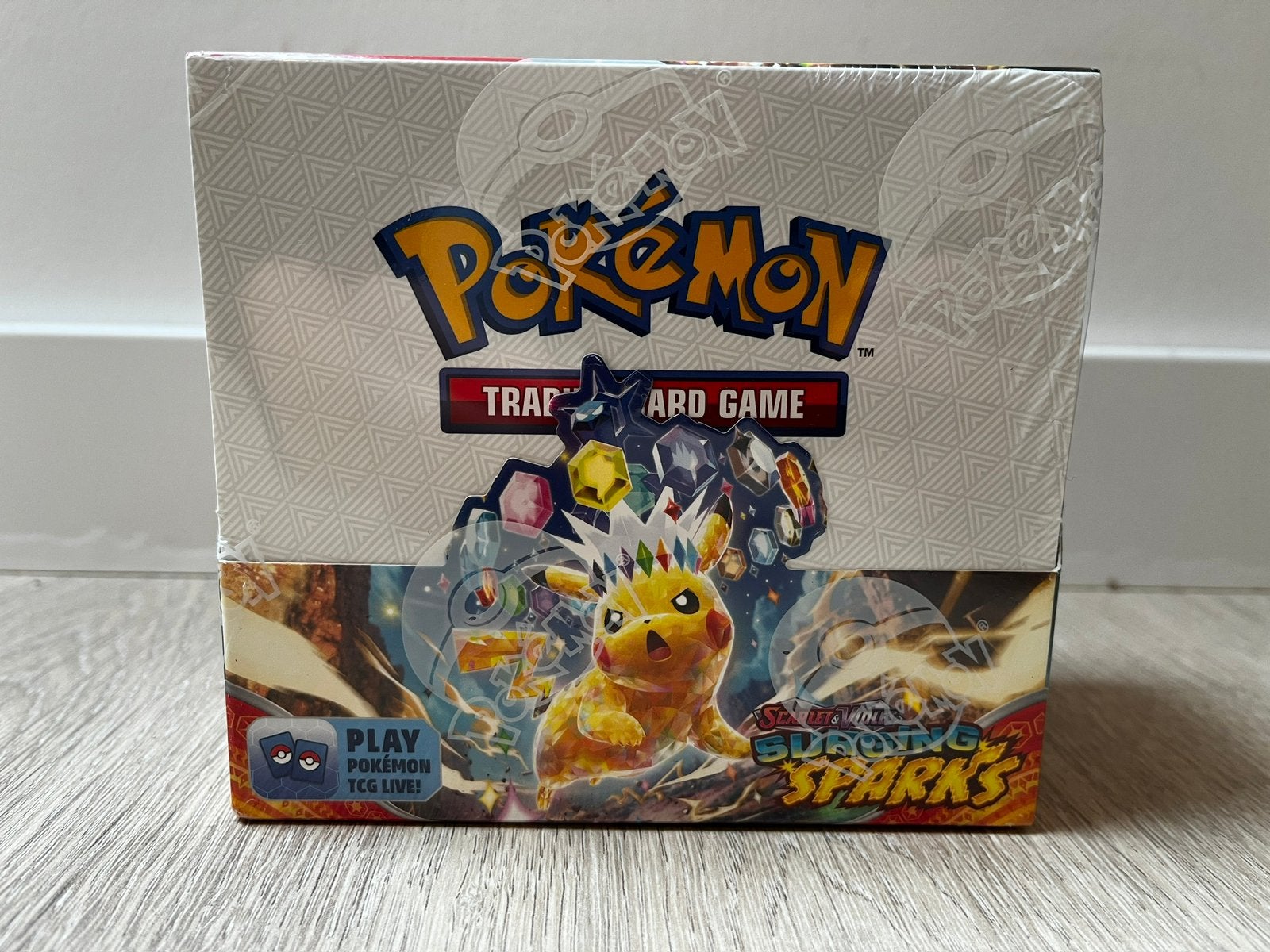 Sealed Surging Sparks Boosterbox Pokémon, Ophalen of Verzenden, Nieuw, Boosterbox, Foil