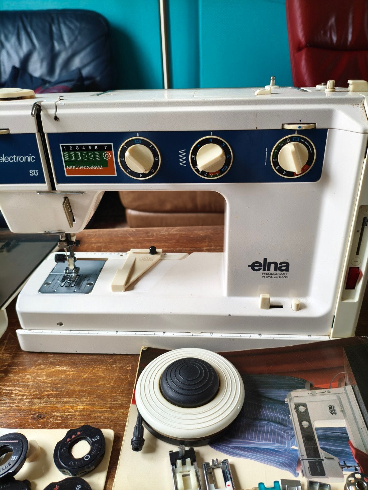 Elna Zwitserse naaimachine, Ophalen, Naaimachine