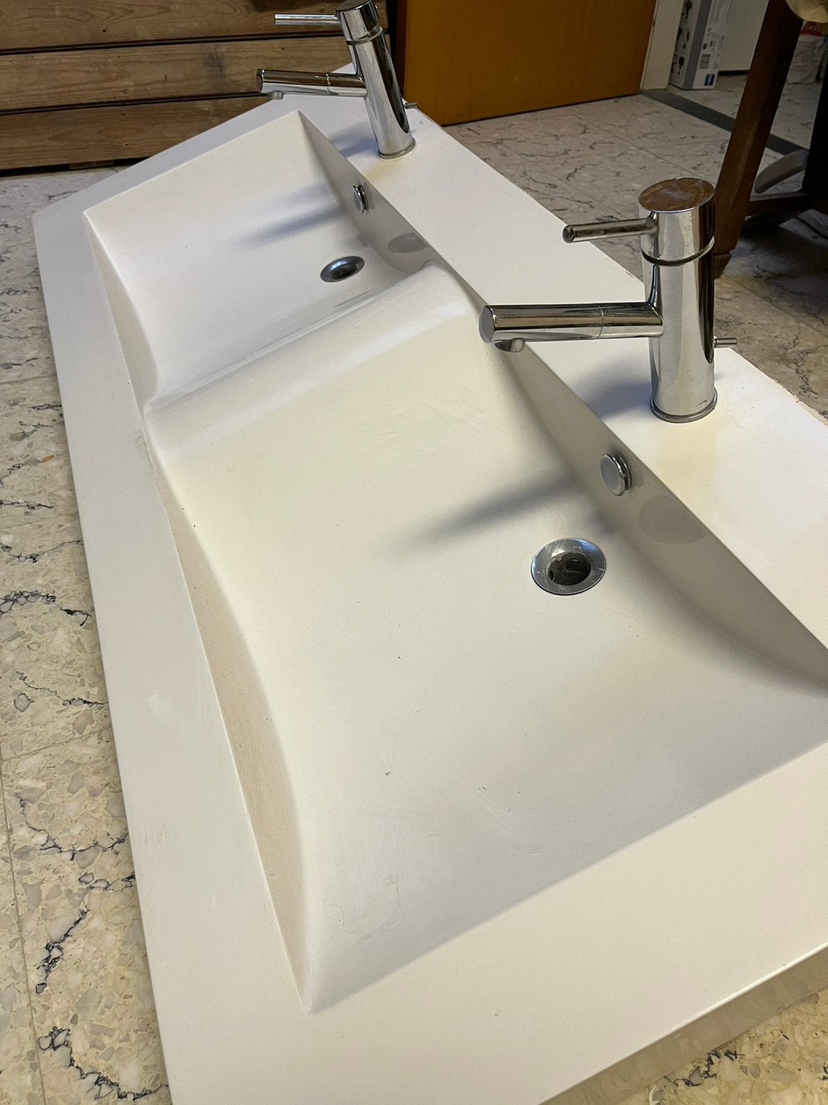 GRATIS wastafel 136 cm met meubel, Huis en Inrichting, Badkamer | Badkamermeubels, Ophalen, Gebruikt, 100 tot 150 cm, Wastafelkast