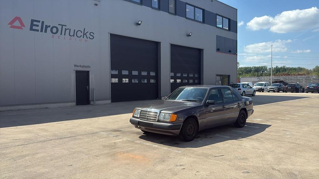 Mercedes-Benz E200 (GERMAN CAR / VOITURE D'ALLEMAGNE / ESSEN, Achterwielaandrijving, Overige kleuren, Mercedes-Benz, Bedrijf
