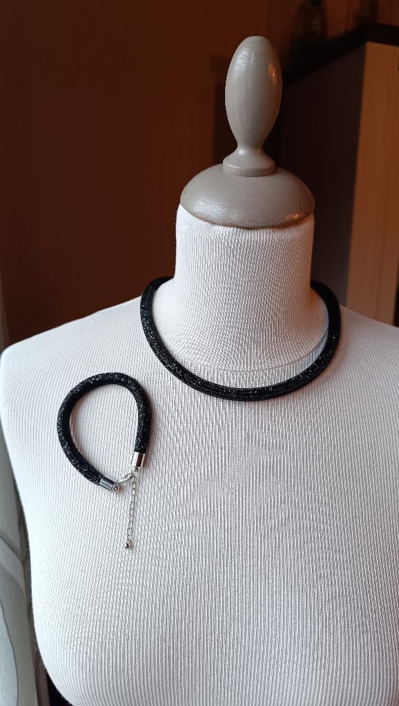 Collier 54 cm,bracelet 23 cm.noir brillant. 📿, Bijoux, Sacs & Beauté, Colliers, Comme neuf, Synthétique, Noir, Réglable, Enlèvement ou Envoi