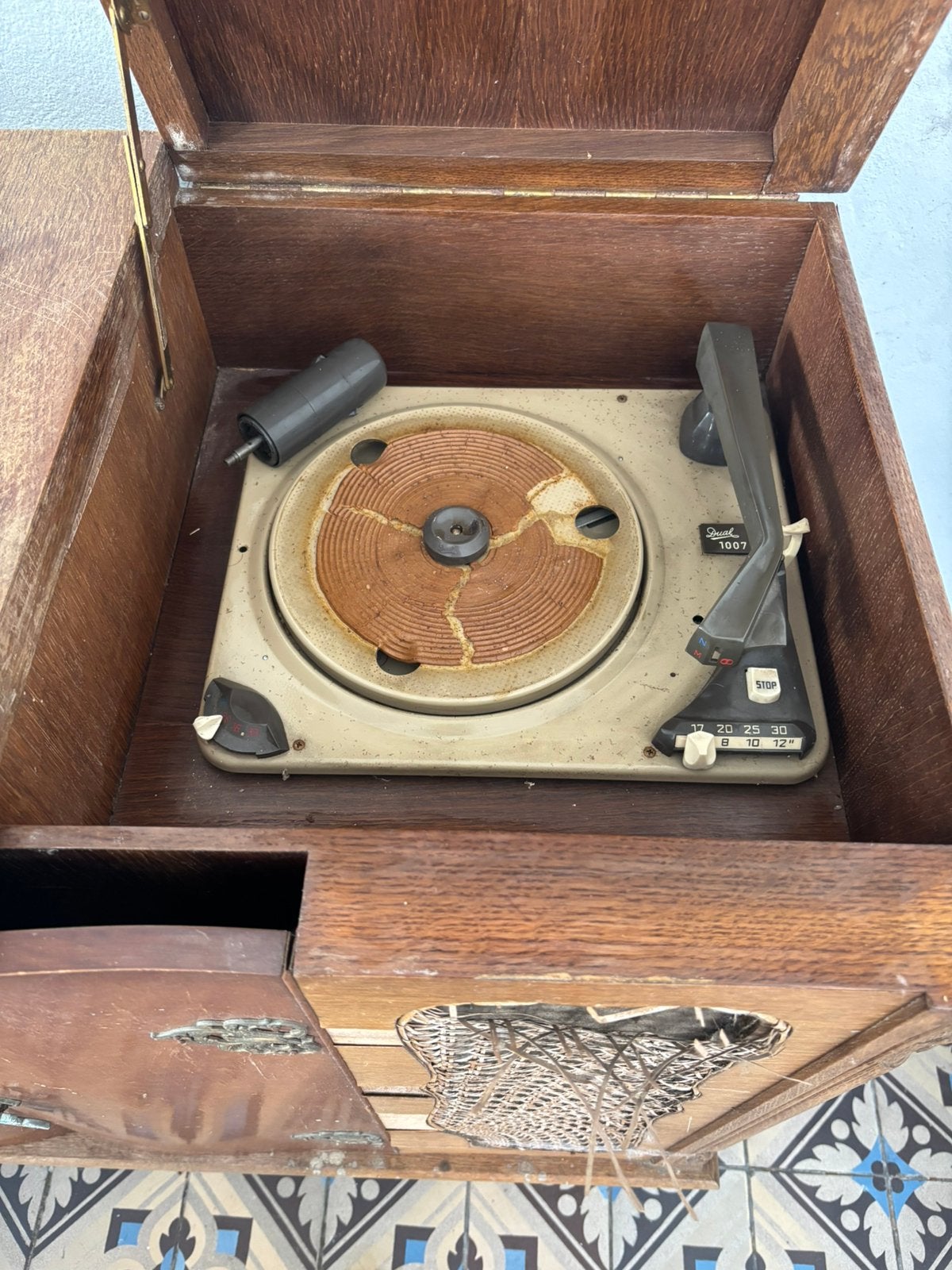 Dual platenspeler en radio meubel, Ophalen