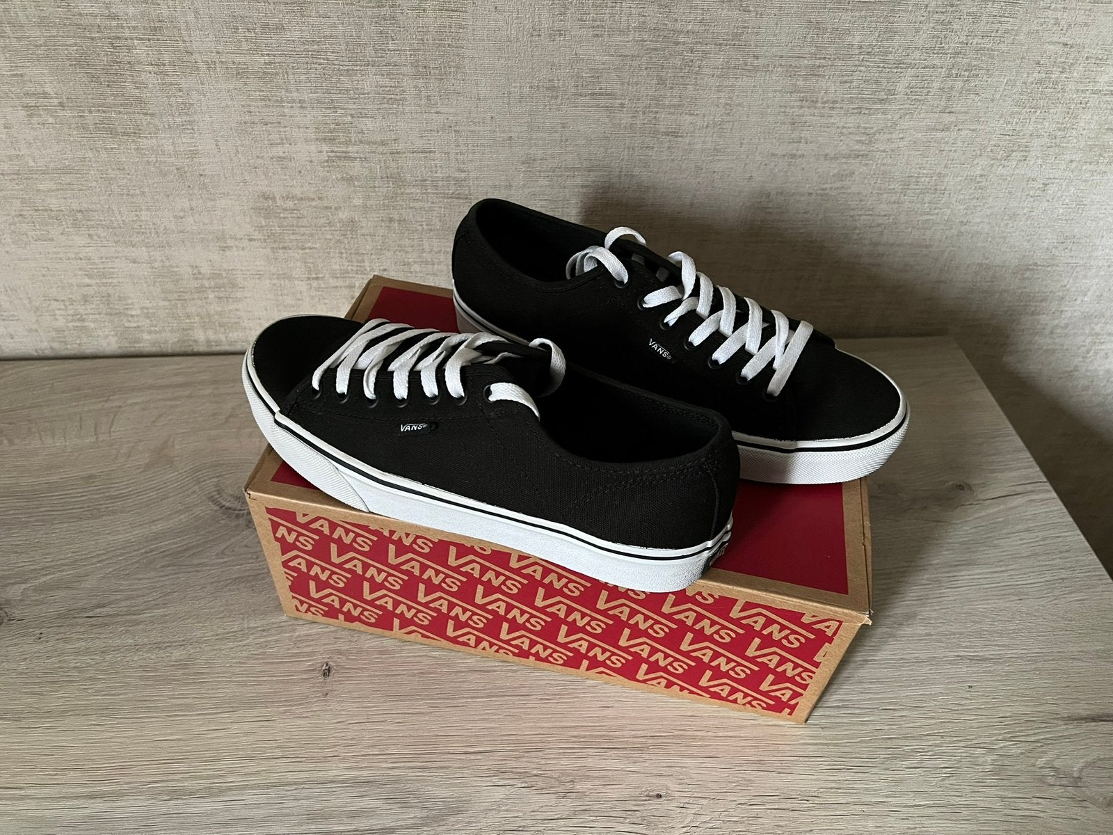 Vans Ferris zwarte en witte sneakers - maat 41 - NIEUW, Sport en Fitness, Basketbal, Nieuw, Schoenen, Ophalen