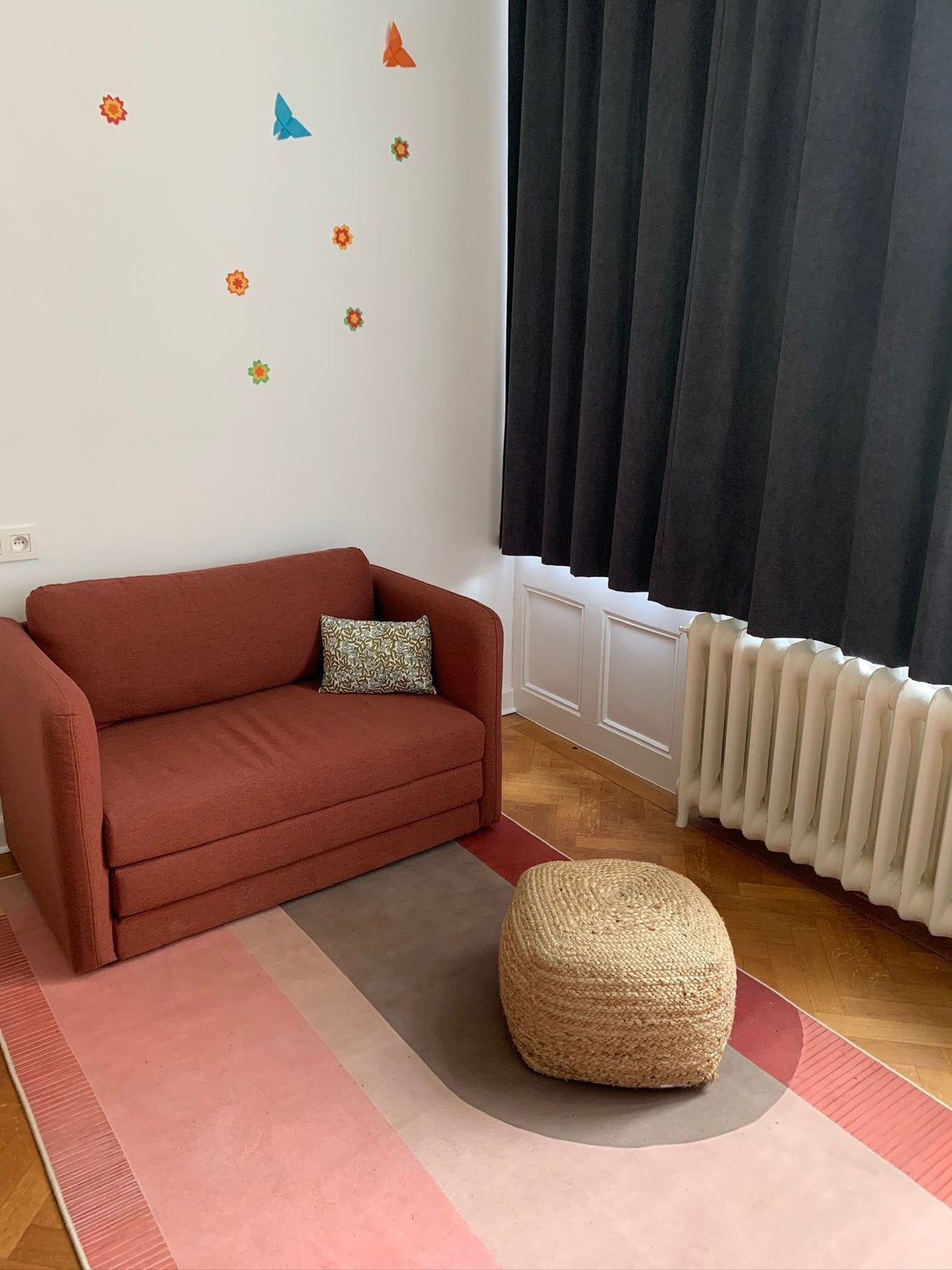 Canapé convertible & tapis design assorti ️, Maison & Meubles, Canapés | Sofas & Chaises Longues, Moins de 150 cm, Comme neuf