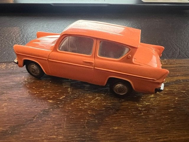 Norev Ford Anglia 1:43, rose saumon, Enlèvement, Norev