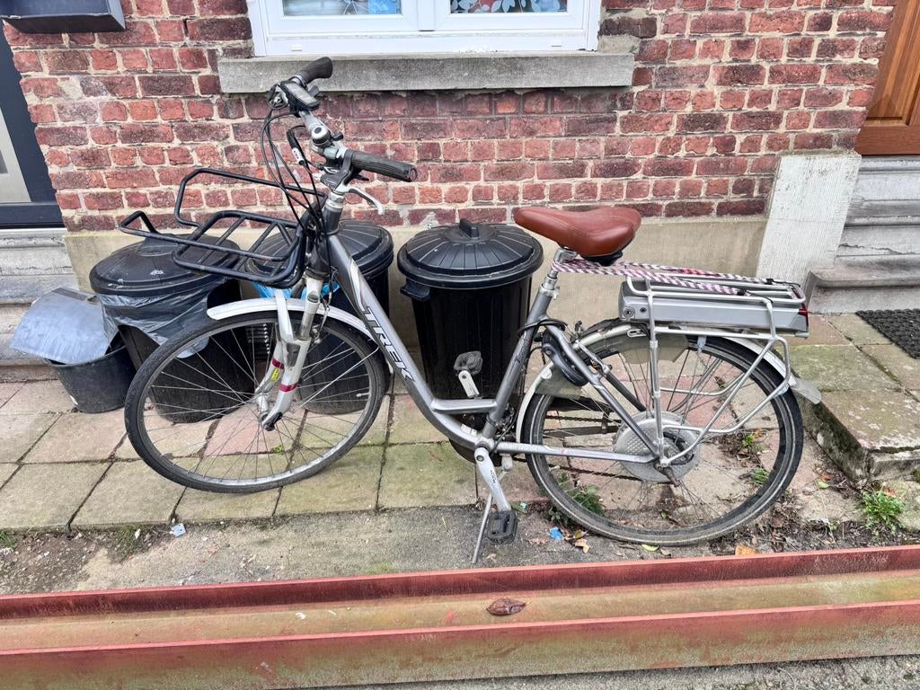 Dames fiets grijze kleur merk van TREK, Ophalen, Gebruikt, 30 tot 50 km per accu