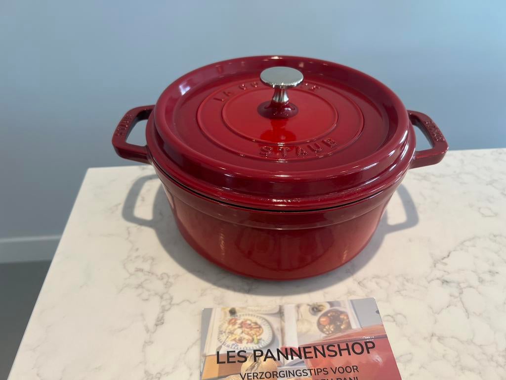 Nouveau Staub La Cocotte 24 cm Cerise, Maison & Meubles, Neuf, Enlèvement ou Envoi, Poêle à frire ou Sauteuse, Plaque céramique