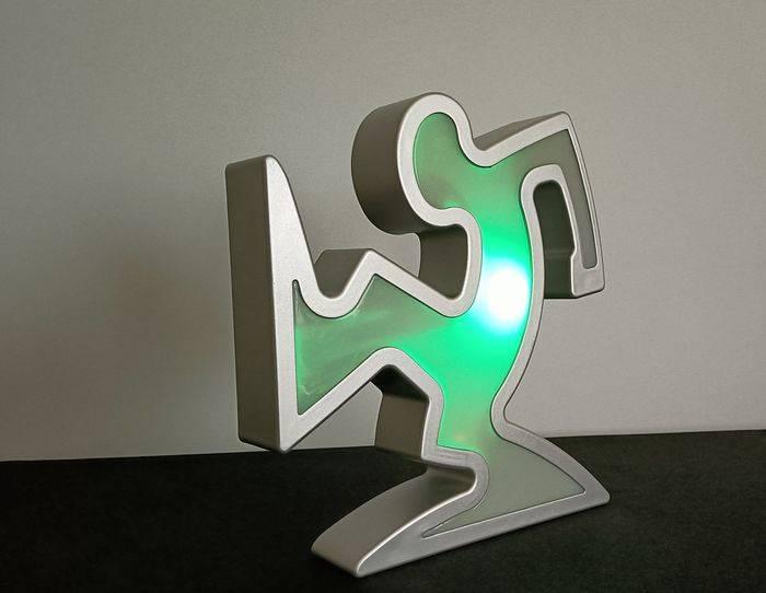 Lampe argentée Keith Haring/La Linea Osvaldo Cavandoli, Antiquités & Art, Art | Objets design, Enlèvement ou Envoi
