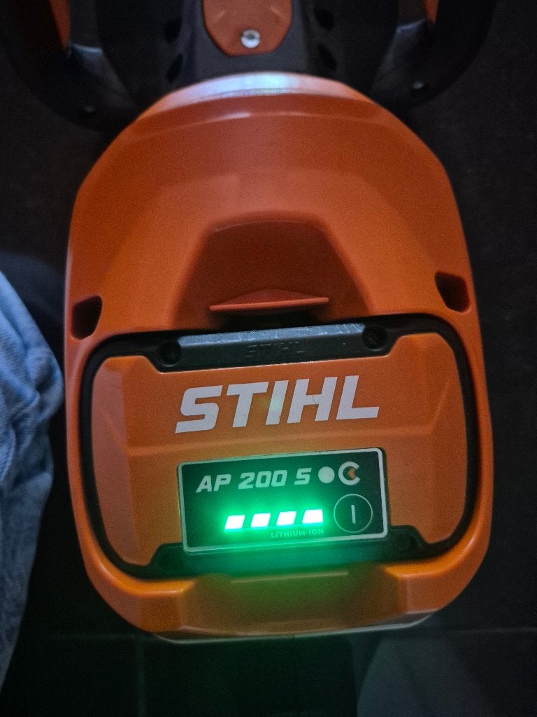 Lot 2 batteries STIHL AP 200 S + chargeur AL 301, Jardin & Terrasse, Taille-haies, Enlèvement, Comme neuf, Batterie, Stihl