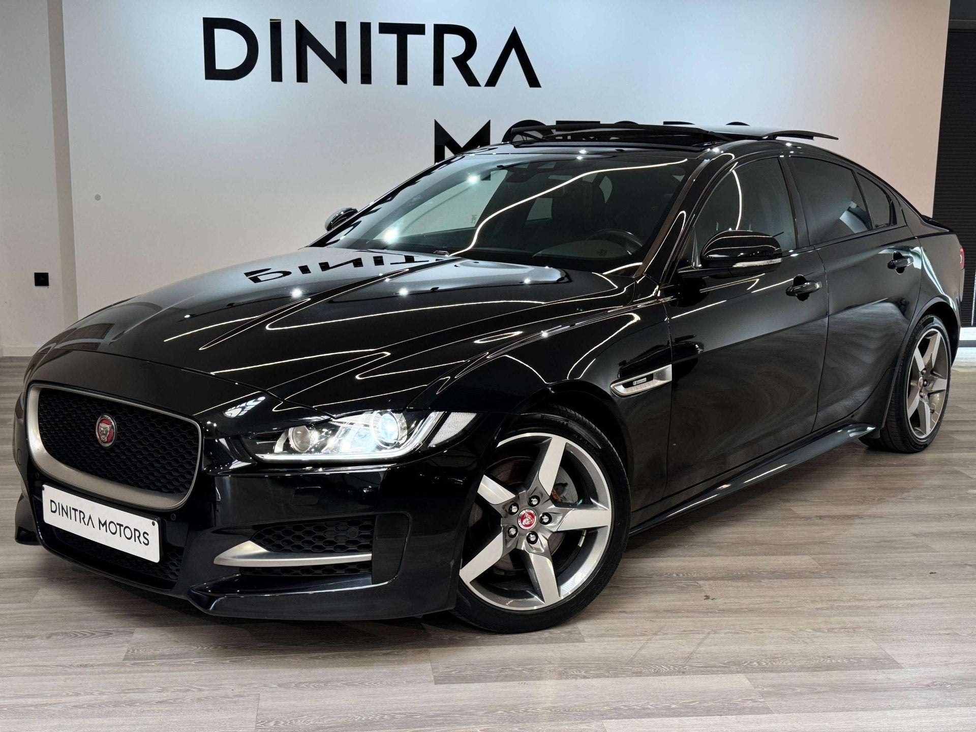 Jaguar XE 2.0D R-Sport - Pano/Navi/Cruise/Zetelvw/Keyless, Auto's, Automaat, 4 deurs, 4 cilinders, Zwart