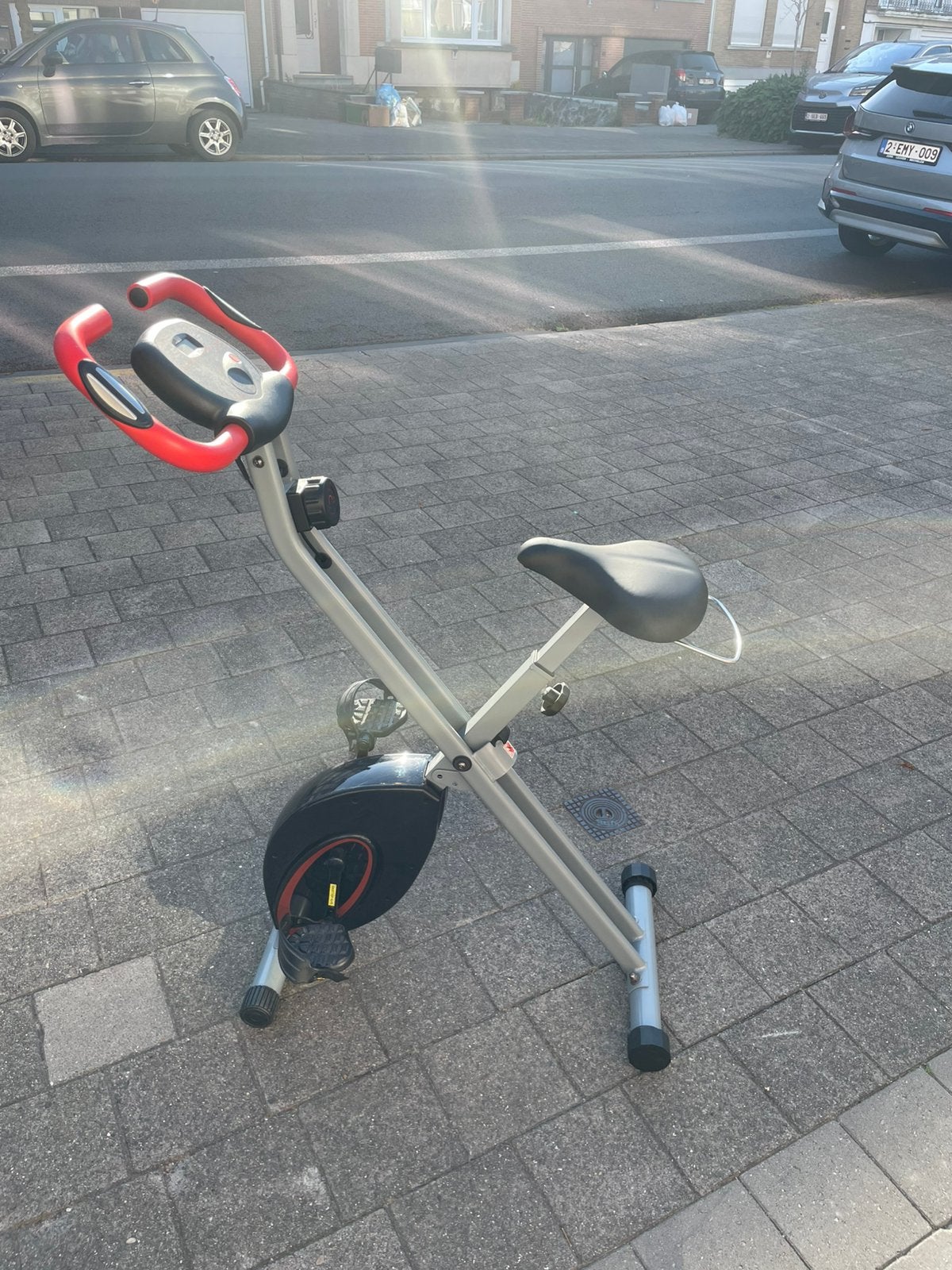 Opvouwbare hometrainer / fitnessfiets met LCD-scherm, Ophalen, Zo goed als nieuw, Metaal, Buik