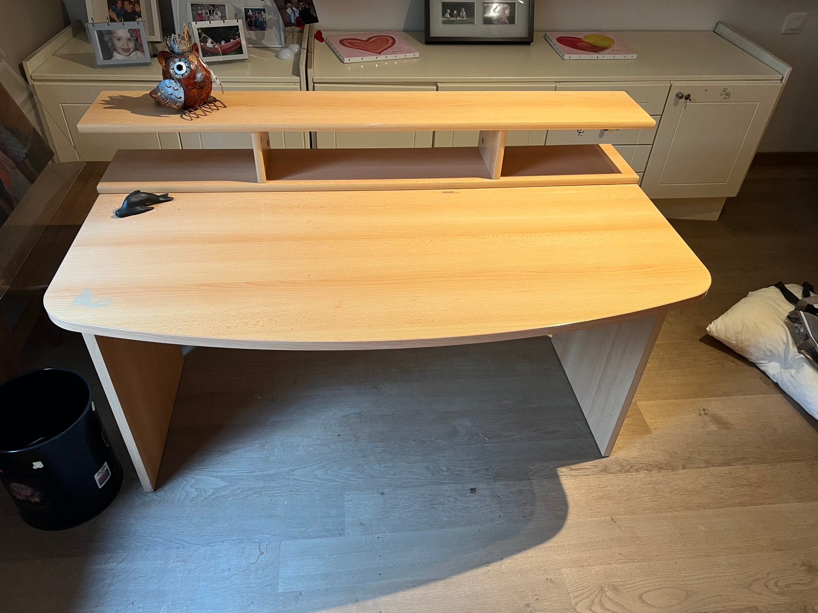 Houten bureau / schrijftafel – ruim bureaublad, Huis en Inrichting, Bureaus, Ophalen, Opbergruimte, Gebruikt, Hout