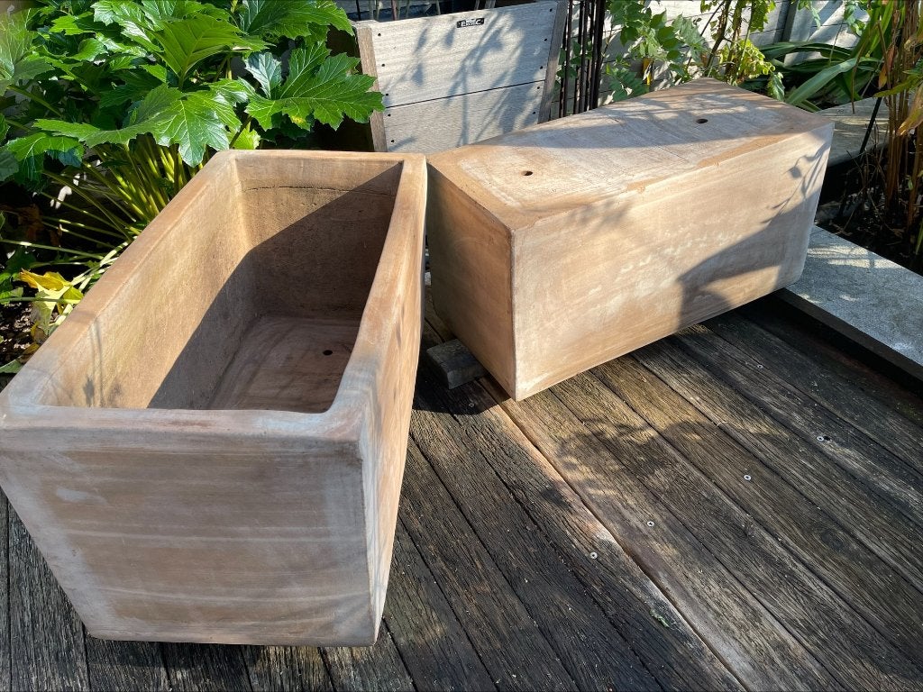 2 grote bruine stenen bloembakken, Tuin en Terras, Ophalen, Steen, Zo goed als nieuw, Binnen