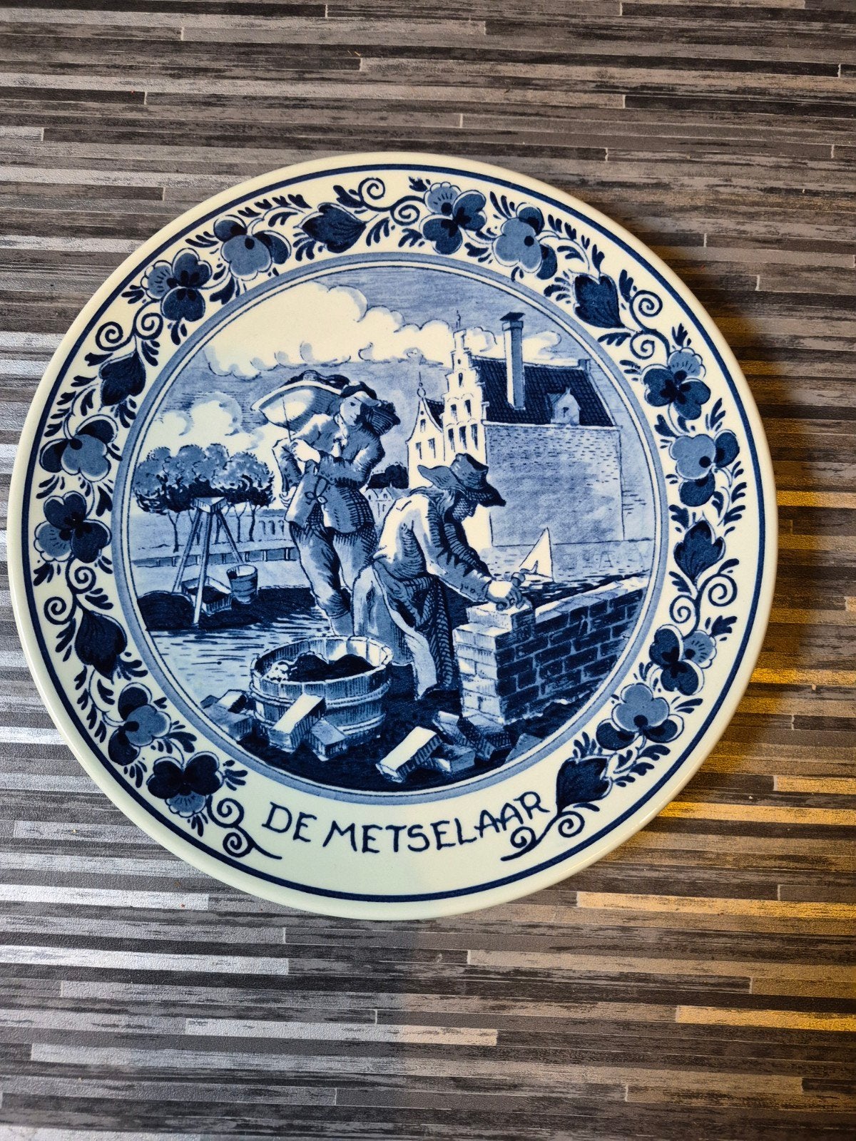delfst blauw wandbord "de metselaar", royal Goedewagen, Ophalen of Verzenden