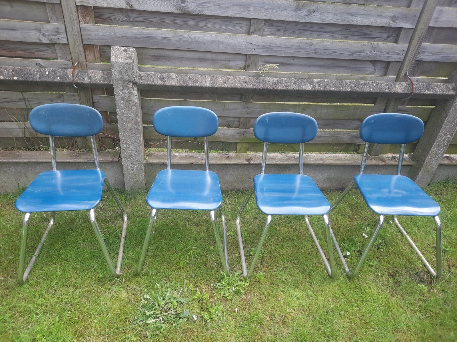 4 chaises d'école pour enfants des années 1960, Enlèvement