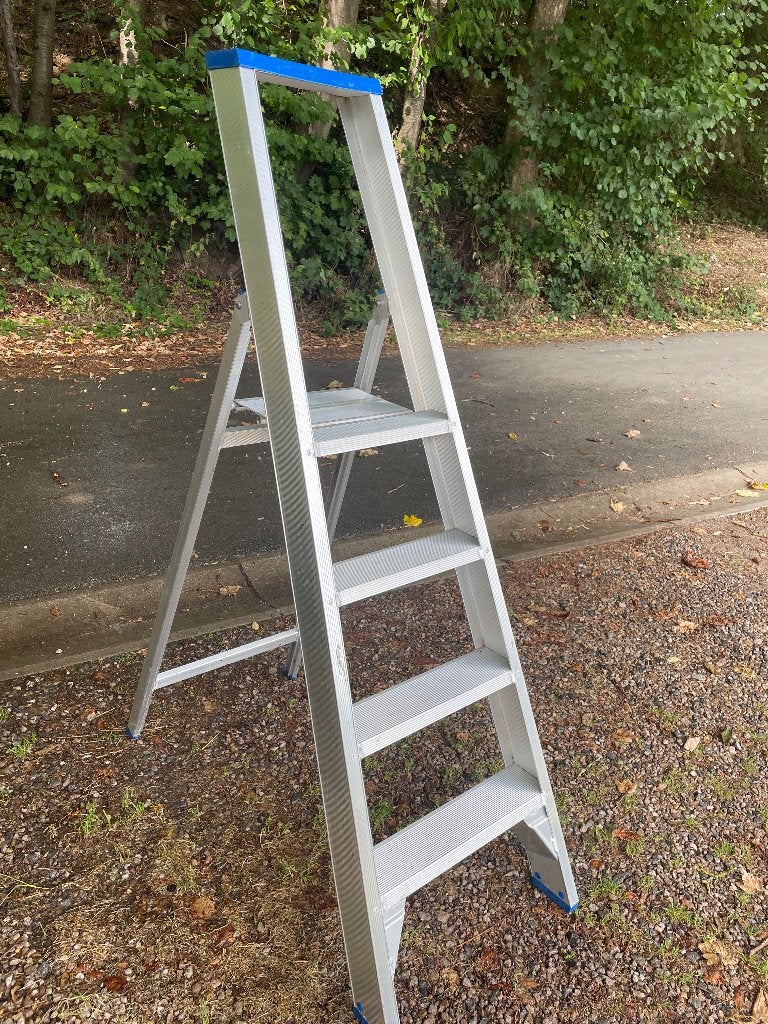 SOLID aluminium professionele trapladder — 4 treden — 150 kg, Doe-het-zelf en Bouw, Ladders en Trappen, Ophalen, Zo goed als nieuw