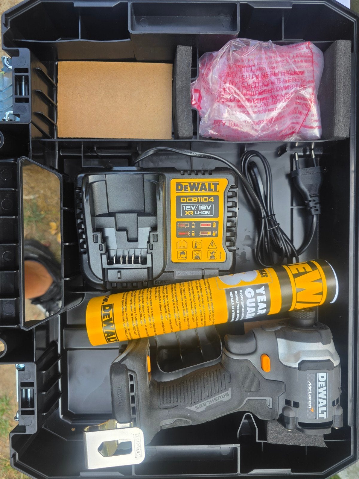 DeWALT DCF85M McLaren, Enlèvement