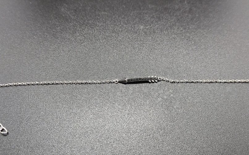Bracelet "flèche" en argent et strass noirs, Bijoux, Sacs & Beauté, Bracelets, Neuf, Enlèvement ou Envoi, Avec strass, Argent