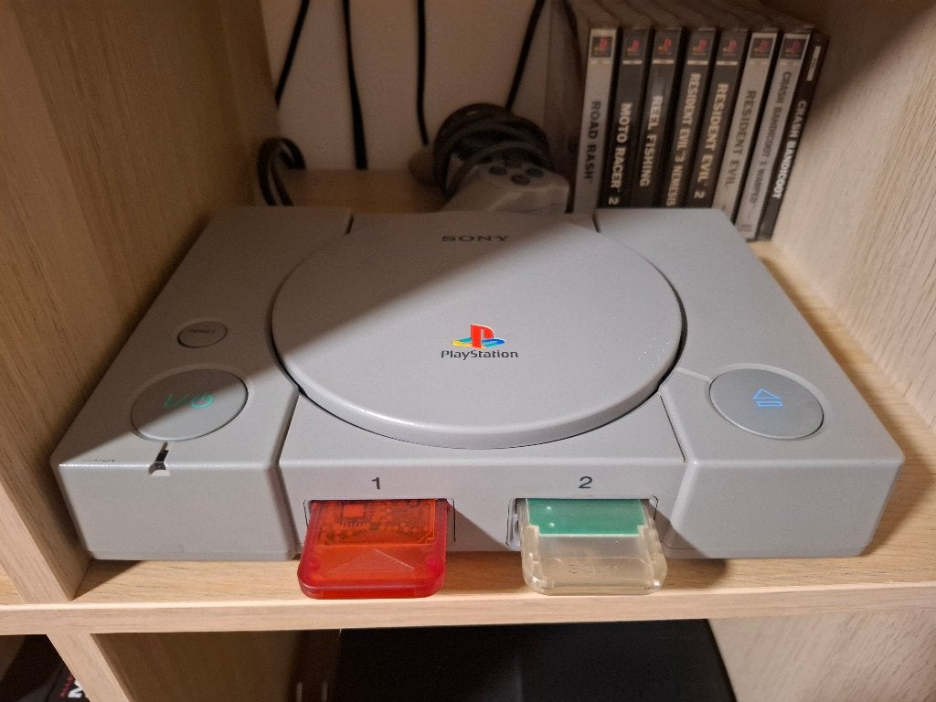 PlayStation 1 + 2 manettes, 4 jeux dont Crash Bandicoot, Enlèvement ou Envoi, Avec 2 manettes, Avec jeux
