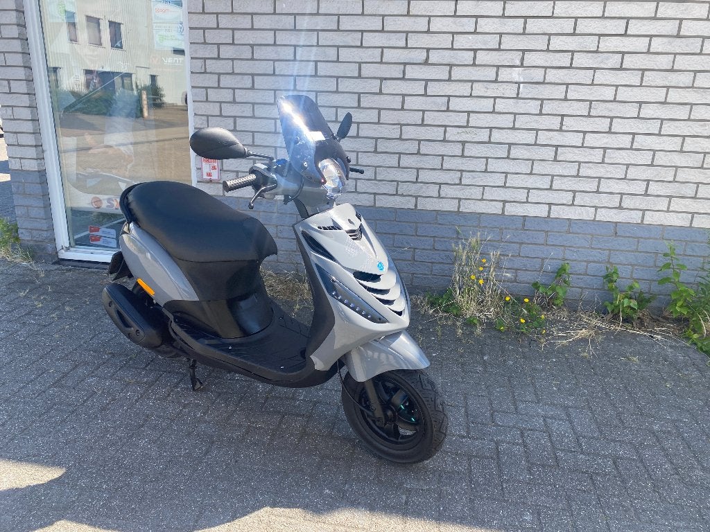 JONGE PIAGGIO ZIP SP 45 4-TAKT NARDO GREY BROM BJ2022 3000KM, Fietsen en Brommers, Scooters | Piaggio, Ophalen, Gebruikt, Zip