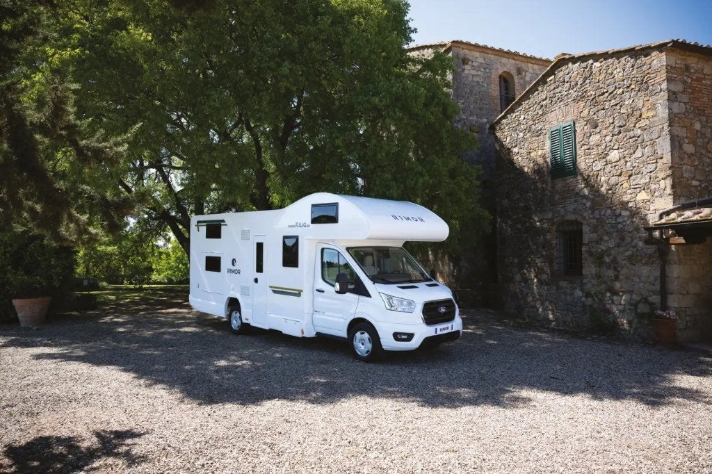 Luxe camper uit 2026 met 6 vaste bedden, Caravanes & Camping, Siège de train, Diesel, Automatique, Alcôve