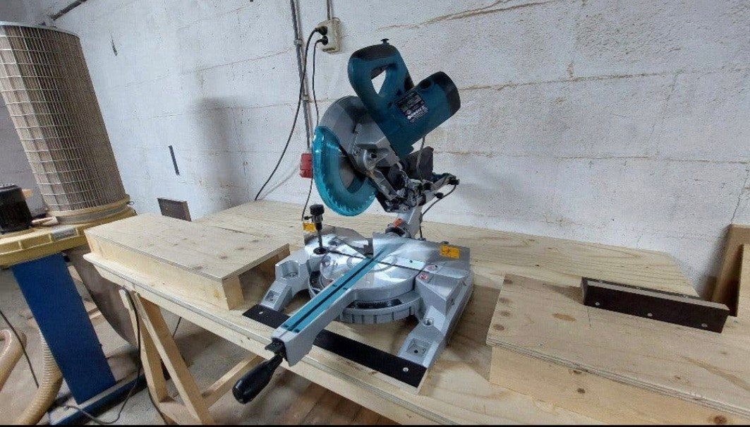 Makita LS1018L Afkortzaag met op maat gemaakte werktafel, Doe-het-zelf en Bouw, Ophalen, Bosch