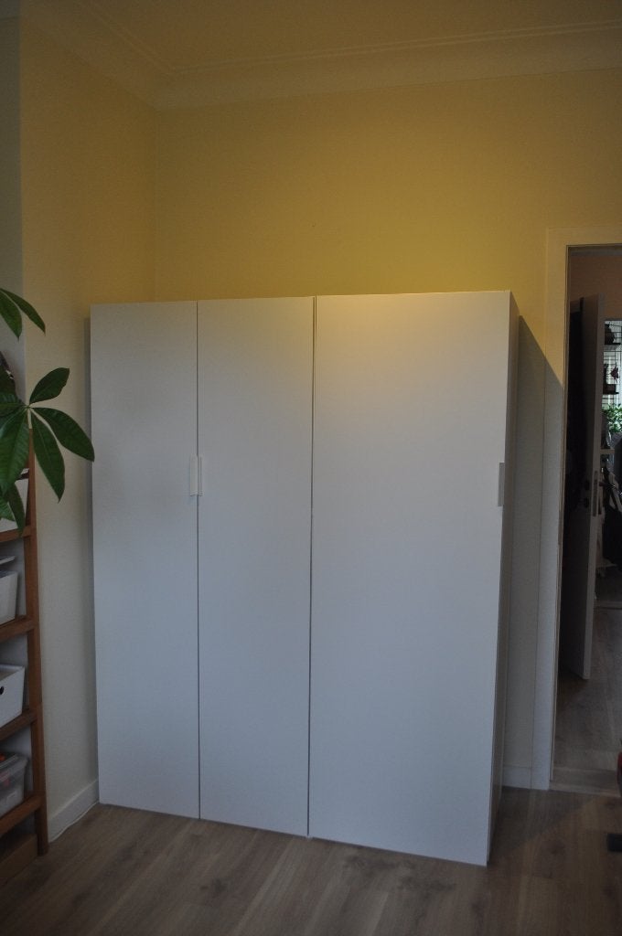 Kleerkast IKEA wit hout in prima staat, Ophalen, Gebruikt, 100 tot 150 cm, Modern wit