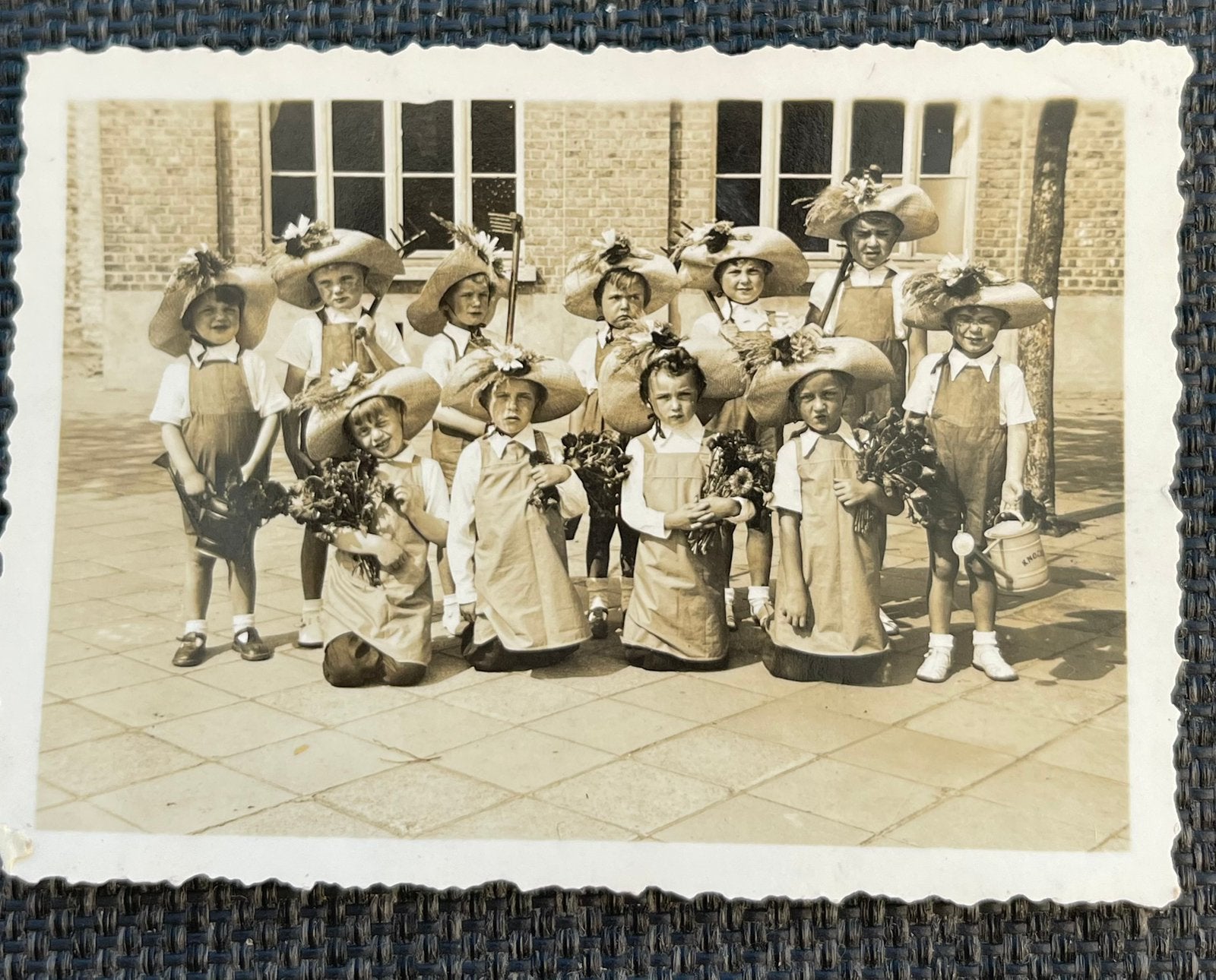 Historische  Schoolkinderen in Tuinkostuum (Notariaat Vondst, Ophalen of Verzenden, Zo goed als nieuw, Foto