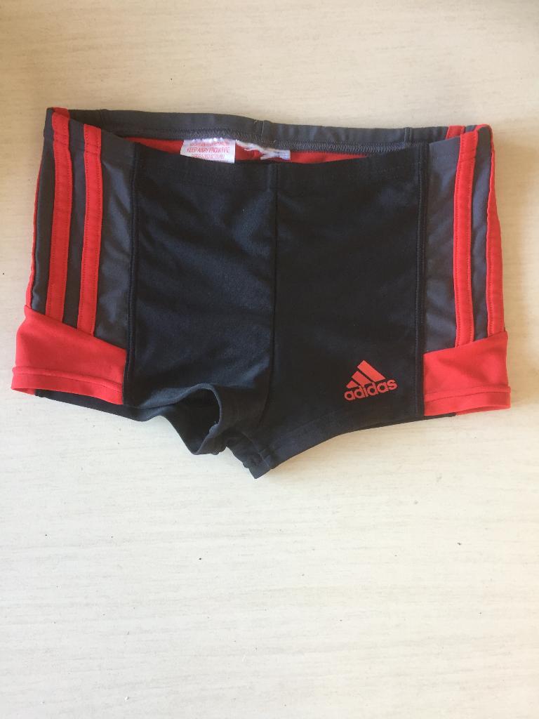 Zwembroek Adidas maat 146/152 zwart/rood, Kinderen en Baby's, Kinderkleding | Kinder-zwemkleding, Ophalen, Maat 146, Zwembroek
