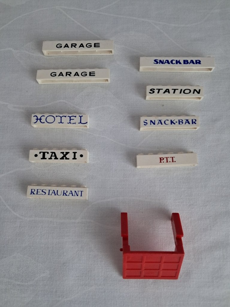 Lego Legoland naamset voor gebouwen + garagedeur, Kinderen en Baby's, Speelgoed | Duplo en Lego, Gebruikt, Lego, Accessoire, Ophalen of Verzenden