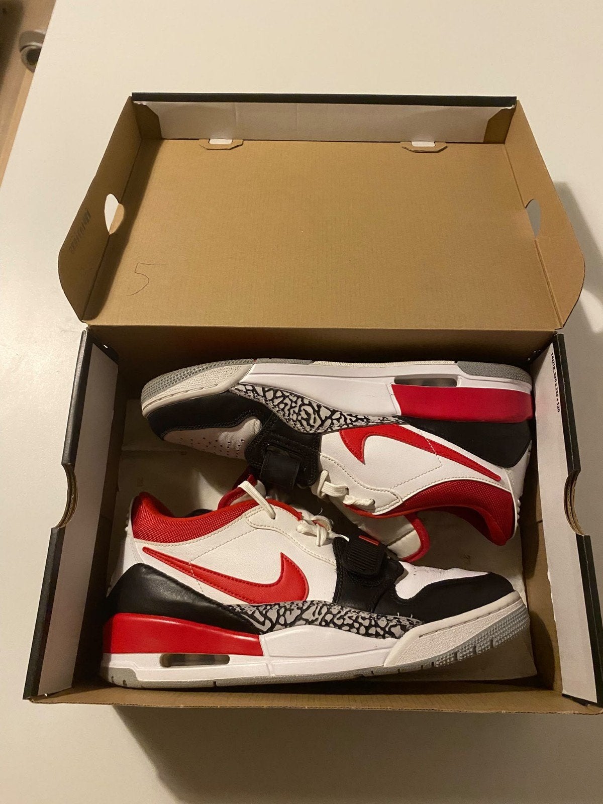 Nike Air Jordan Max Aura (Maat 44) Black White Red, Ophalen, Wit