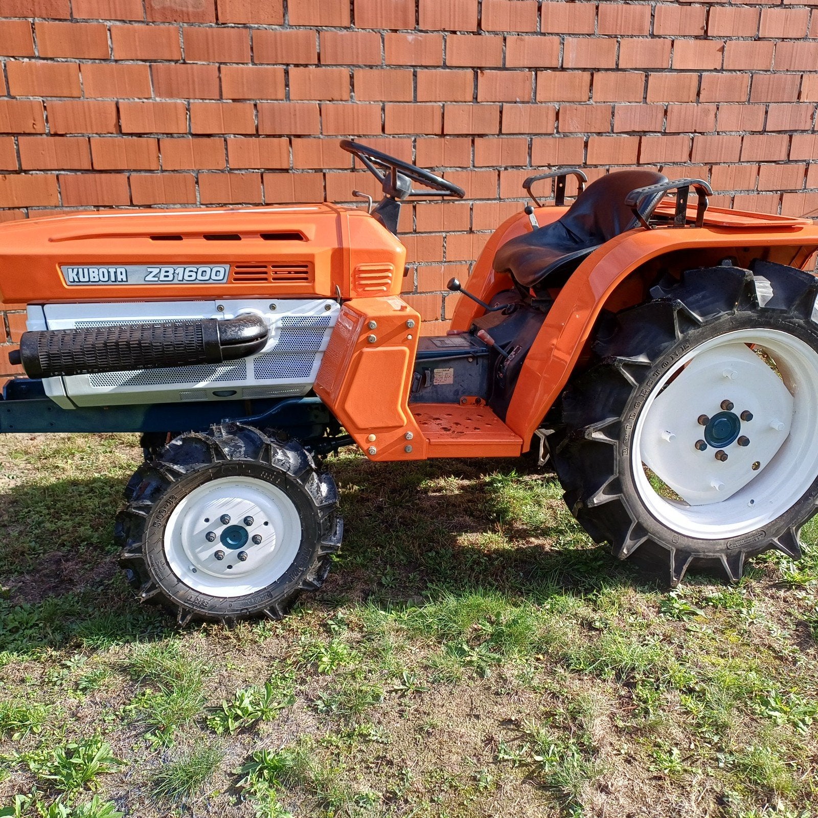 Mini-tracteur Kubota B 1600 4x4, miditracteur, Autres marques, Jusqu'à 2500, Jusqu'à 80 ch, Enlèvement