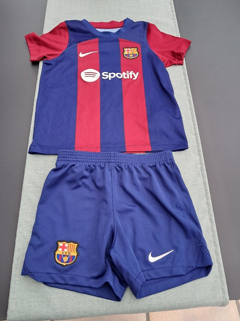 Te koop : sporttenue van Barcelona, Kinderen en Baby's, Kinderkleding | Maat 110, Ophalen of Verzenden, Zo goed als nieuw, Jongen of Meisje