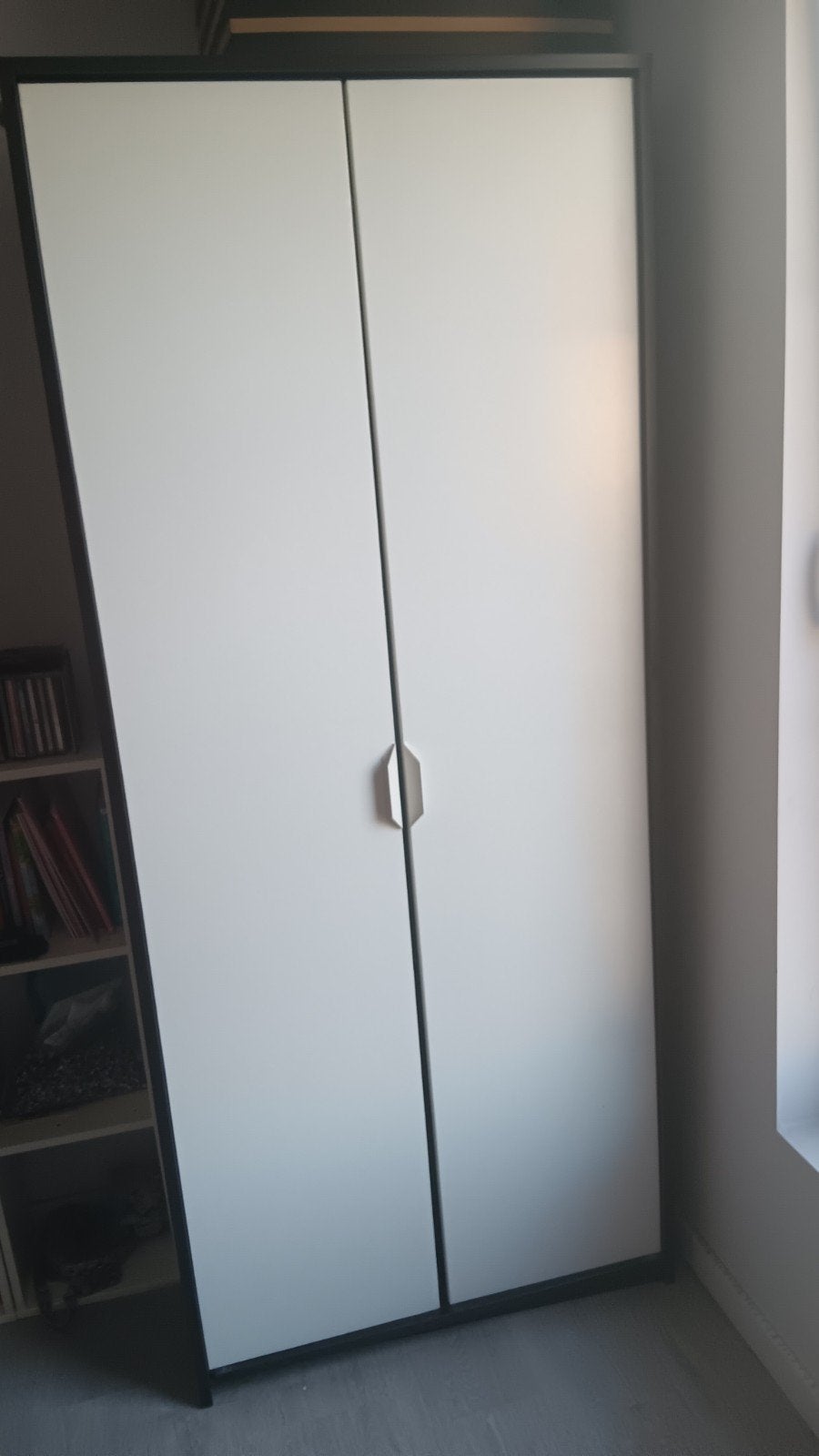 2 deurs Kledingkast zwart wit met legplank en kledingroede, Ophalen, Met deur(en), Gebruikt, 50 tot 100 cm