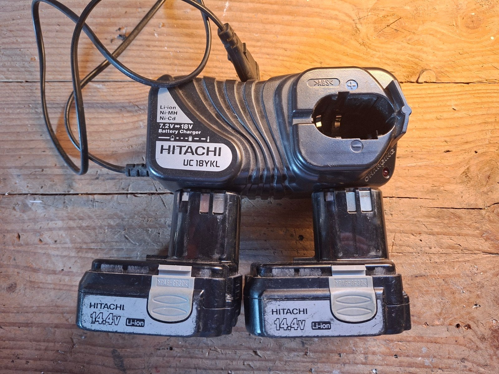 lader met 2 batterijen Hitachi 14.4v, Doe-het-zelf en Bouw, Ophalen, Gebruikt