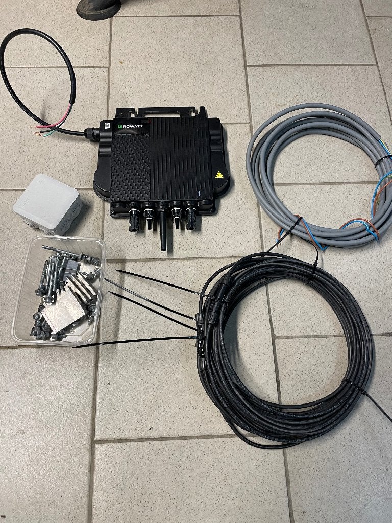 Micro onduleur 800w avec panneaux, support, câble et vis, Bricolage & Construction, Panneaux solaires & Accessoires, Comme neuf