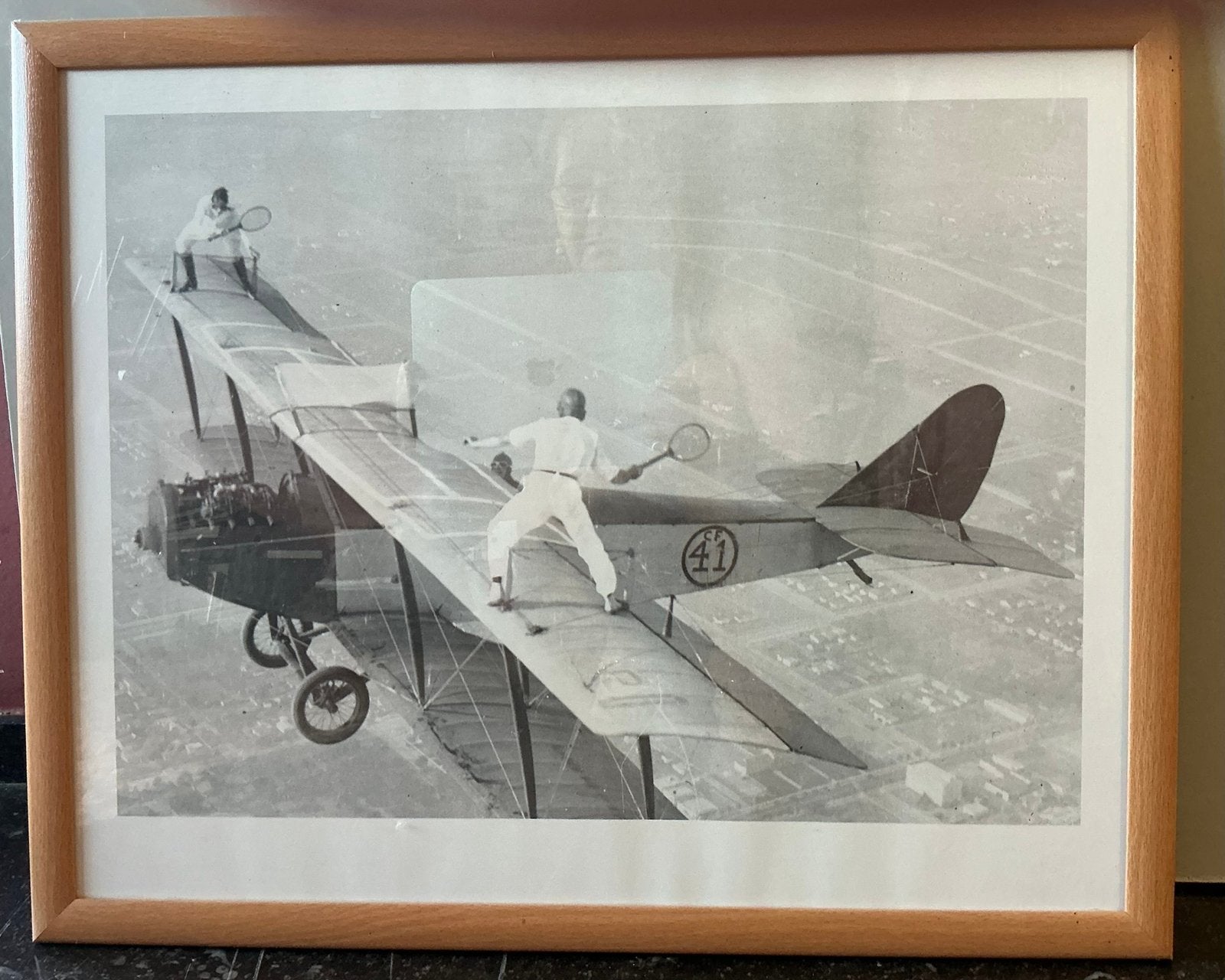 Tirage photo de joueurs de tennis acrobatiques sur un biplan, 54 cm, 44 cm, Enlèvement ou Envoi, Encadré