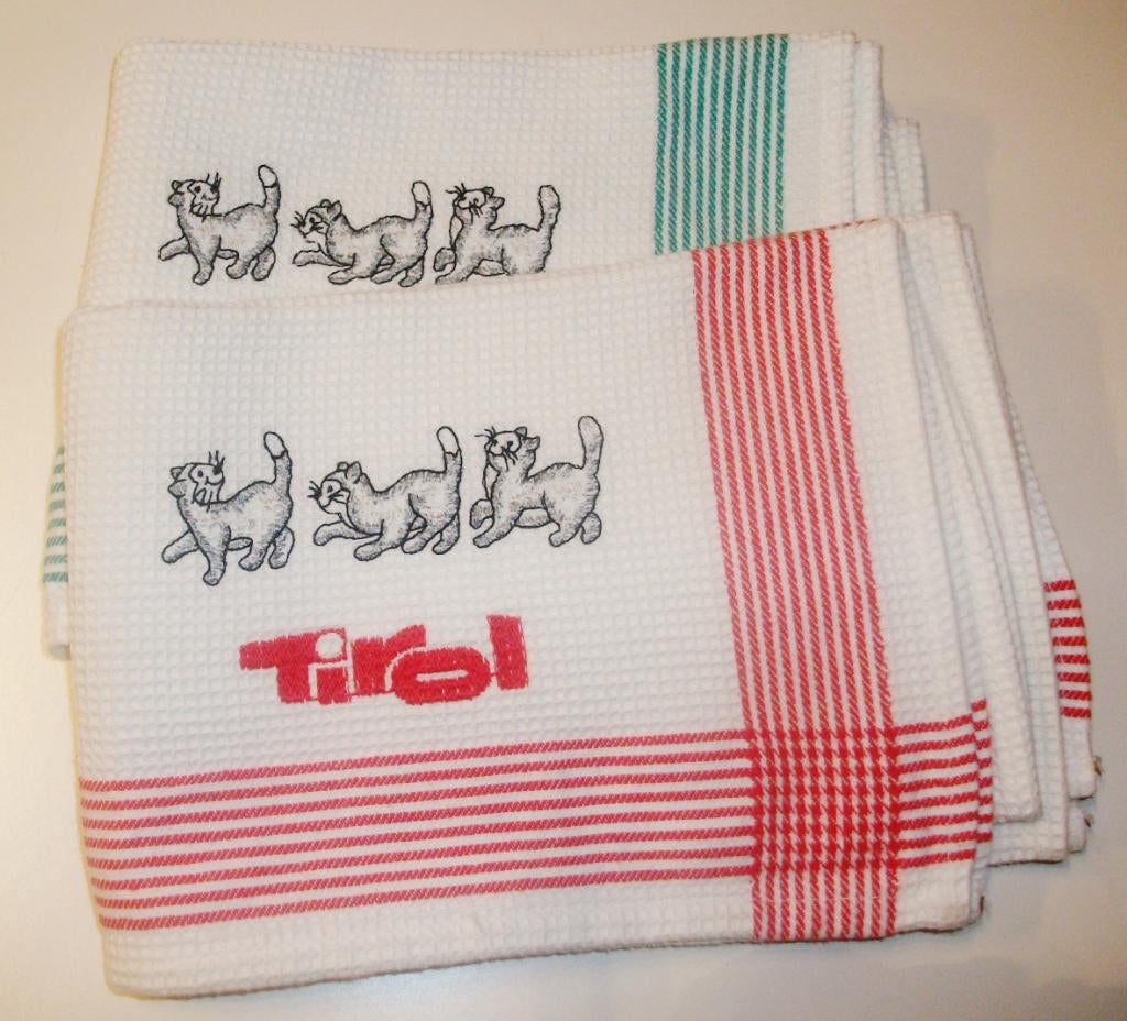 Te koop:Nieuw!Twee keuken handdoeken met geborduurde poezen., Ophalen, Nieuw, Wit, Theedoek of Handdoek