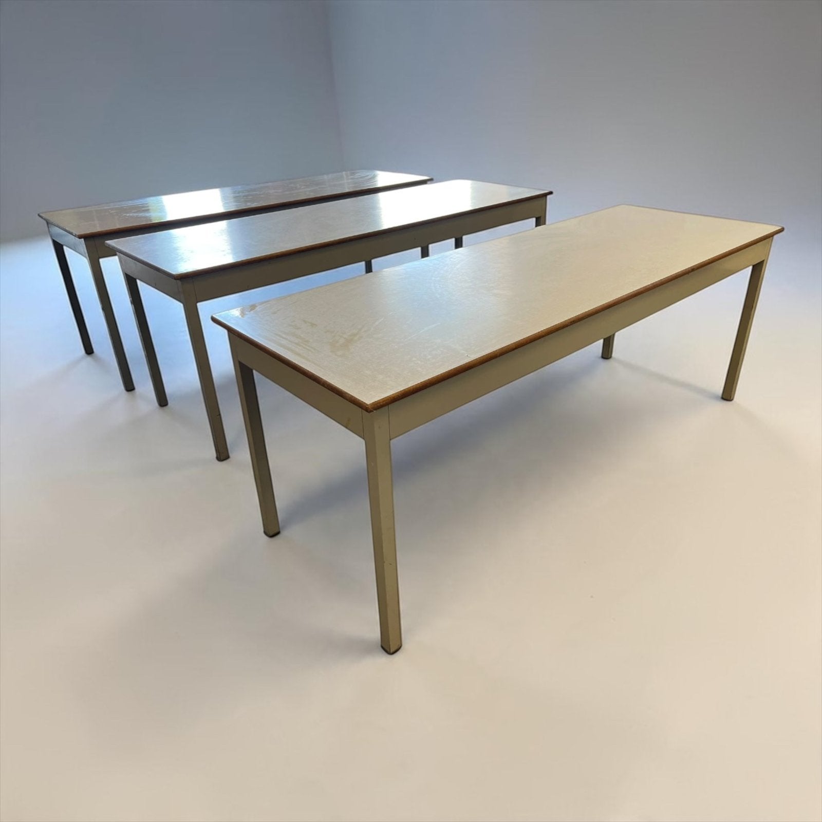 Table industrielle vintage : plateau formica et accent bois, Enlèvement ou Envoi