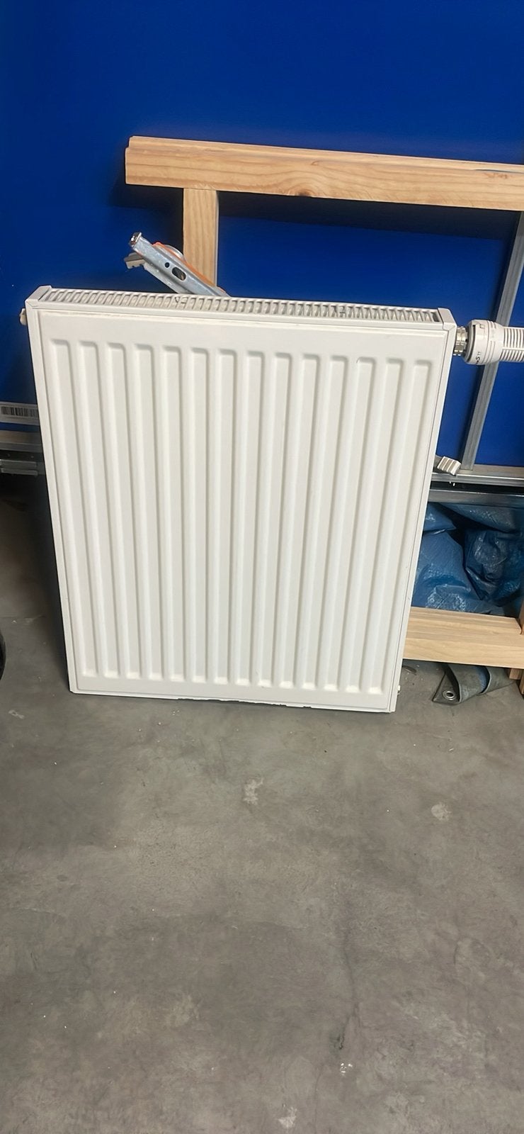 Radiateur avec vanne thermostatique, Bricolage & Construction, Moins de 60 cm, Comme neuf, Enlèvement, Haut rendement (HR)