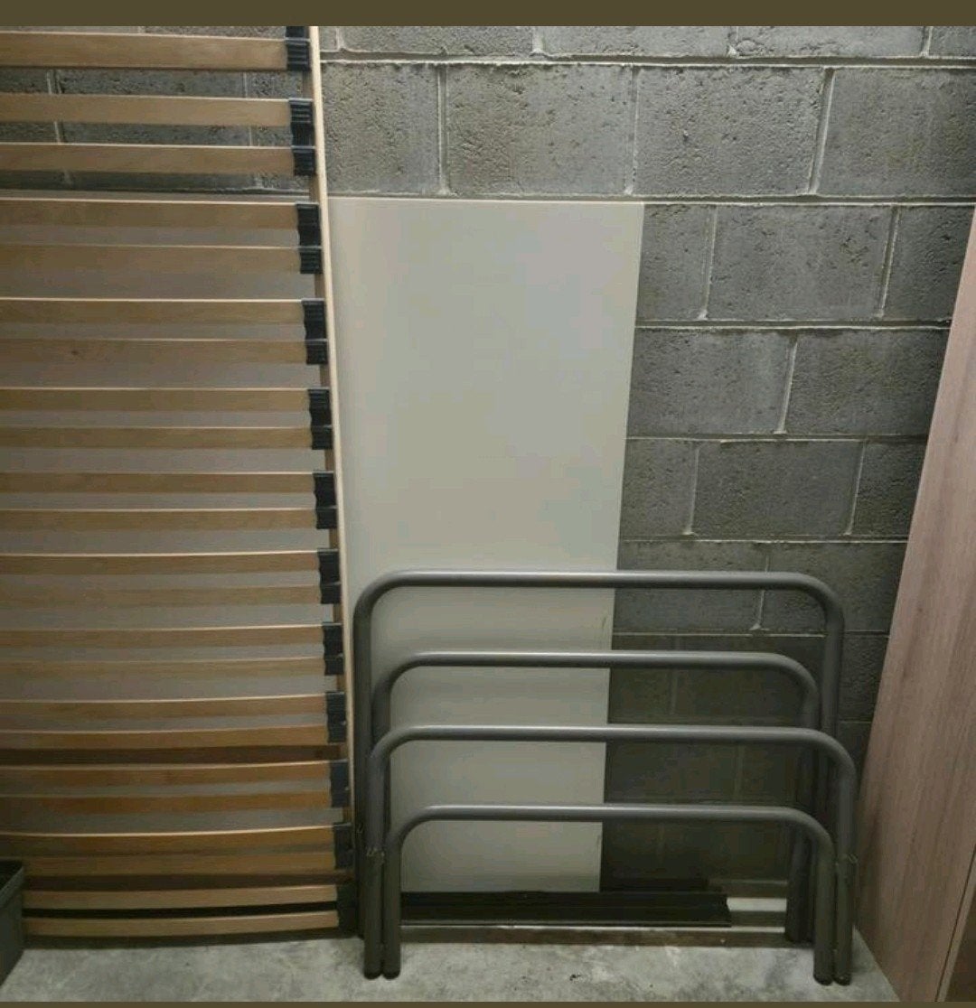 Metalen bed, Ophalen