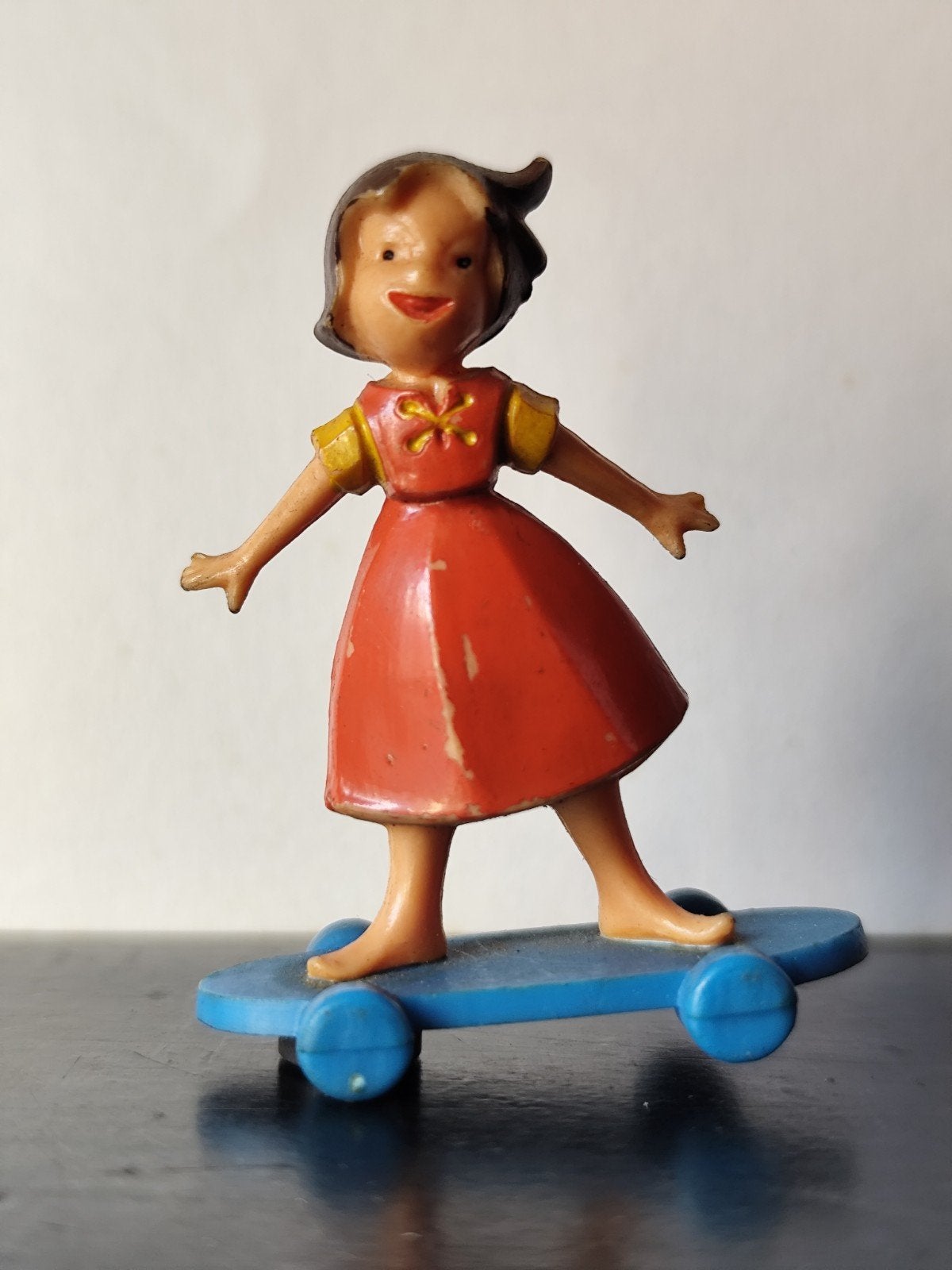 Vintage Heidi-figuur uit 1977 op Magneto skateboard