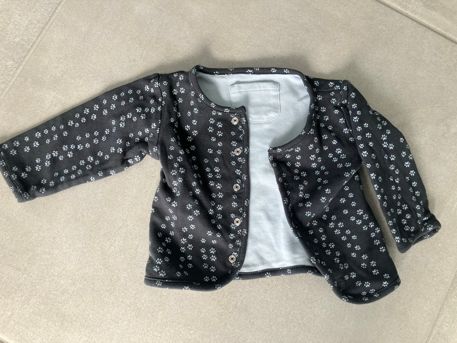 Dubbelzijdig unisex vestje lichtblauw/grijs maat 68, Enfants & Bébés, Vêtements de bébé | Taille 68, Enlèvement, Comme neuf, Garçon ou Fille